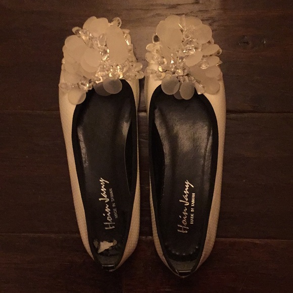 Shoes - Gorgeous white Flats - SZ 5.5 / 6